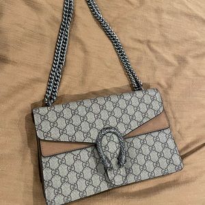 Great crossbody or shoulder bag.